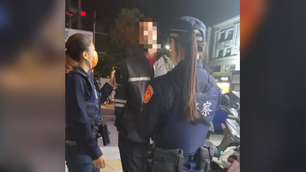 女警到場勸阻。（圖／翻攝自黑色豪門企業）