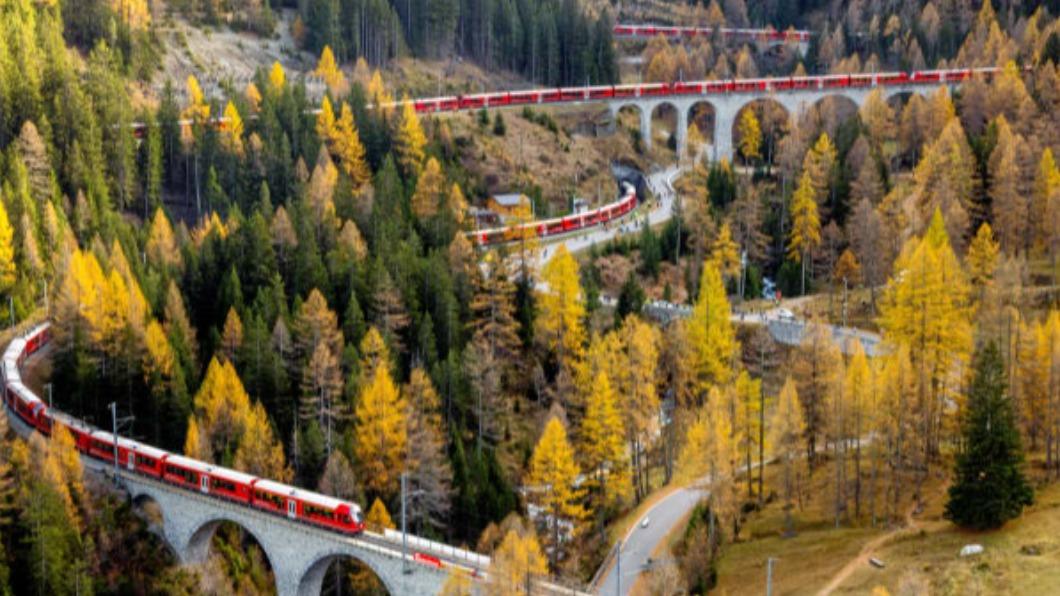 瑞士運輸公司「雷蒂亞鐵路」29日開通一列重2990噸、擁有100節車廂的火車，全長達到1.9公里，成全球最長的交通工具。（圖／翻攝自《CNN》）