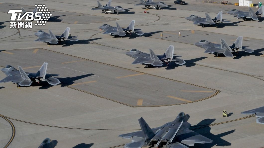 美軍計畫改派F-22戰機部署沖繩。（圖／達志影像路透社）