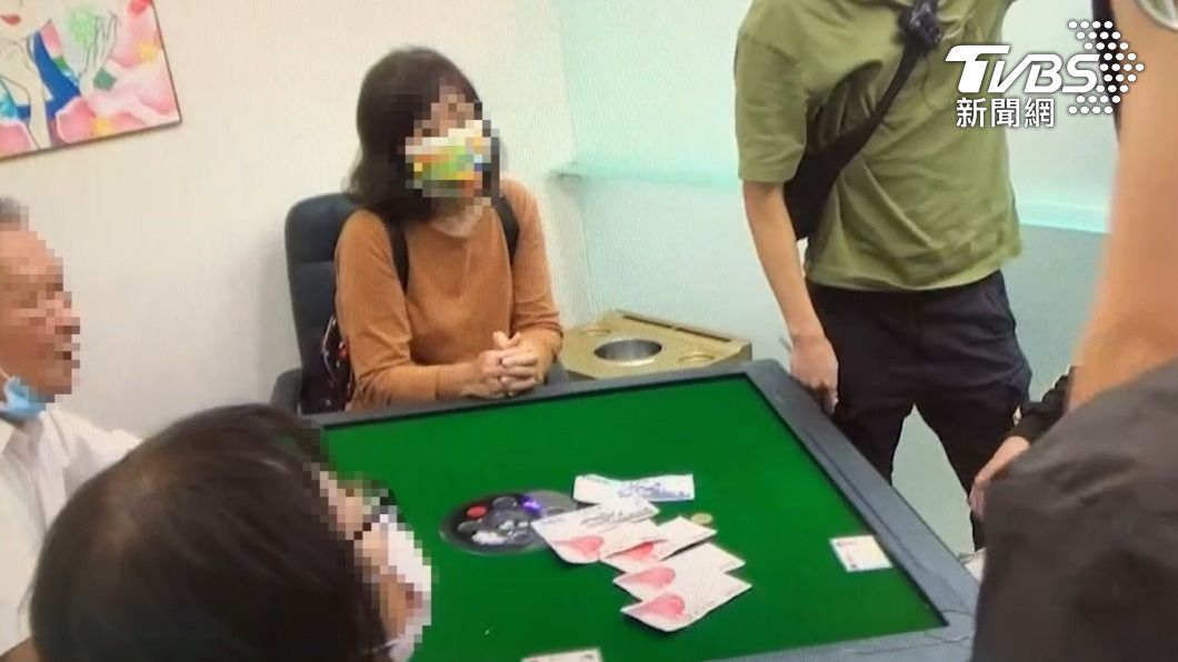 警方上門查緝，當場逮捕多名賭客。（圖／TVBS）