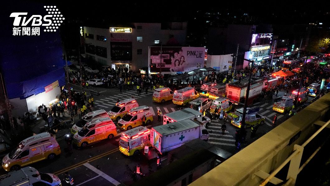 南韓首爾梨泰院29日發生嚴重踩踏意外，已造成156人罹難、149人受傷。（圖／達志影像美聯社）