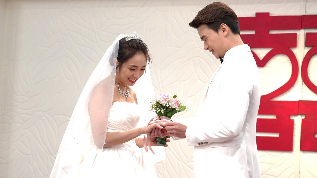 梁舒涵（左）與尹彥凱在《美麗人生 壯志高飛》中，歷經風雨終於步入結婚禮堂。（圖／台視提供）