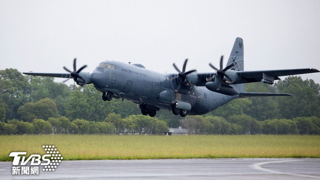 澳洲皇家空軍現役C-130J運輸機出發前往東加援助。（圖/達志影像美聯社）