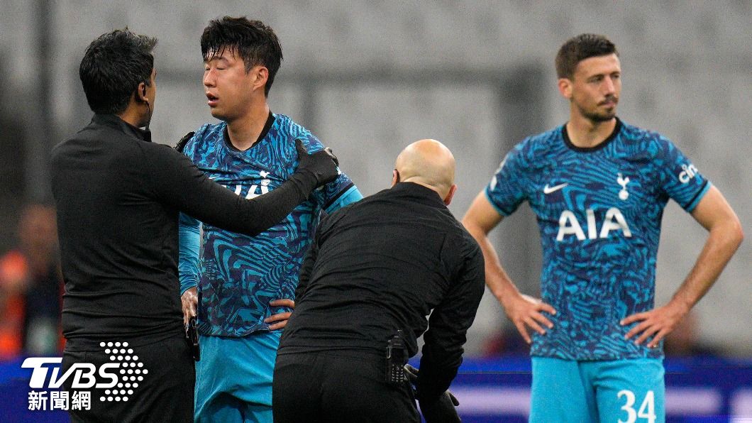 孫興慜（左）在歐冠賽場左眼受傷，讓南韓球迷非常擔心。（圖/達志影像美聯社）