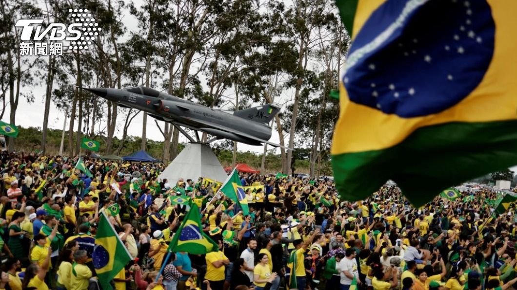 巴西總統大選第二回合投票，現任總統波索納洛以些微差距，敗給前左派總統魯拉。（圖／路透社）