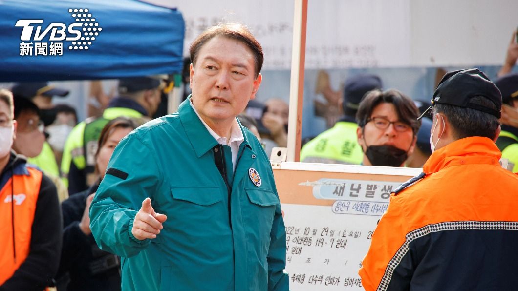 南韓總統尹錫悅在踩踏案發後視察梨泰院街道。（圖／達志影像路透社）