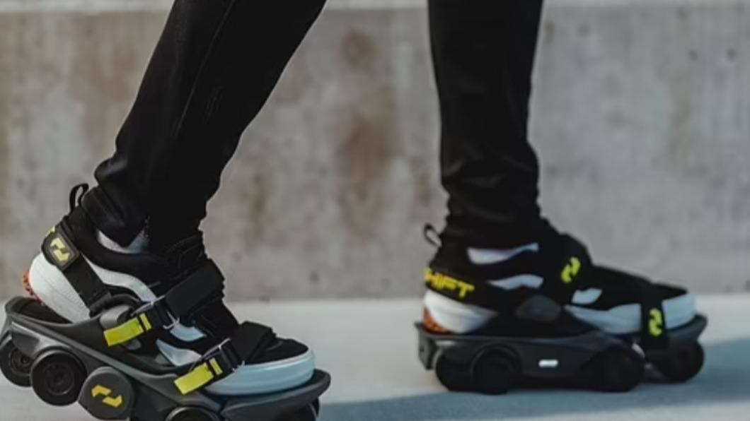 美國機器人工程公司Shift Robotics研發全新電池驅動鞋「Moonwalkers」，號稱「世界最速鞋」。（圖／翻攝自《每日郵報》）