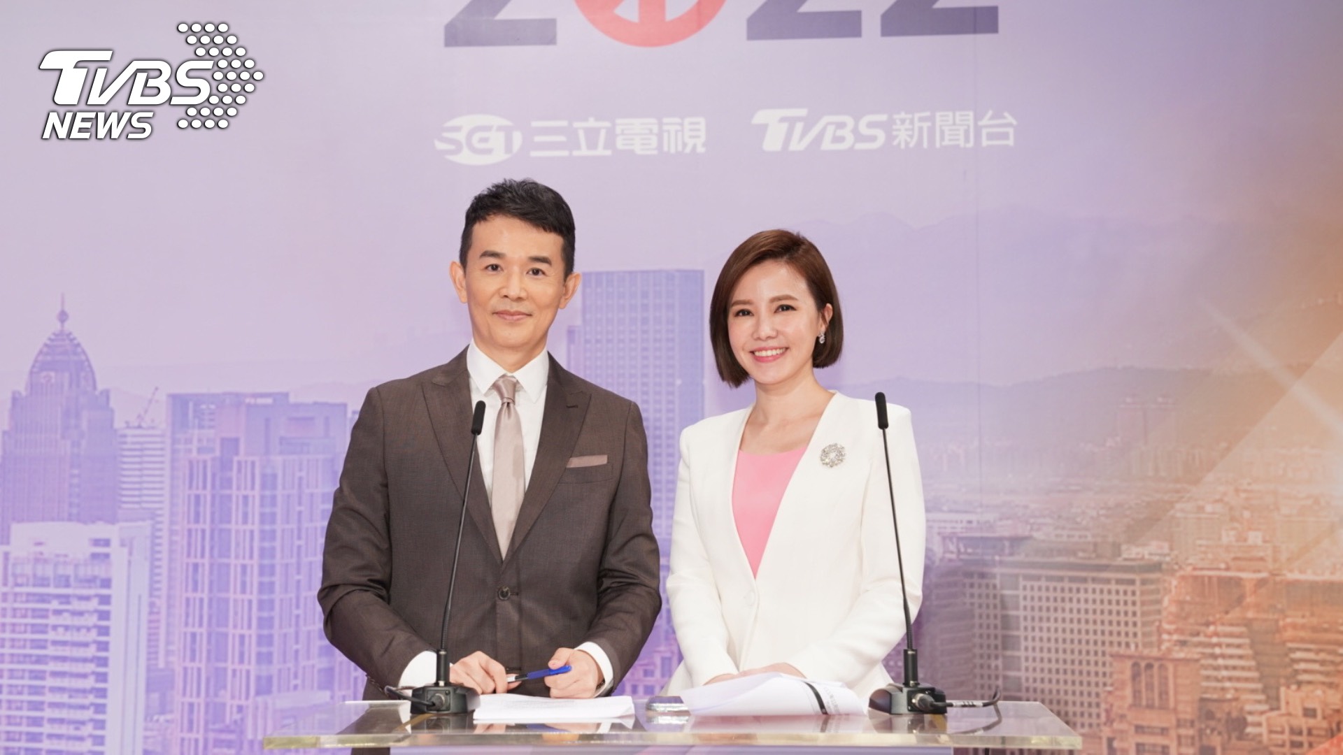 台北市長候選人電視辯論會主持人謝向榮（左）與王偊菁(右）。（圖／TVBS）