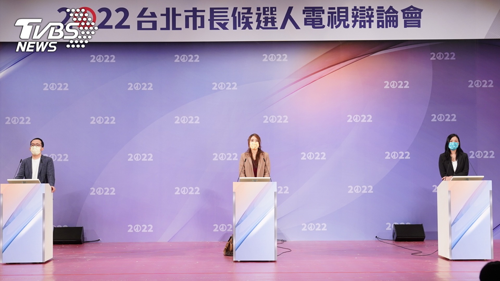 台北市長候選人電視辯論會，三位候選人陣營代表也出席現場做最後流程確認 (圖/TVBS)