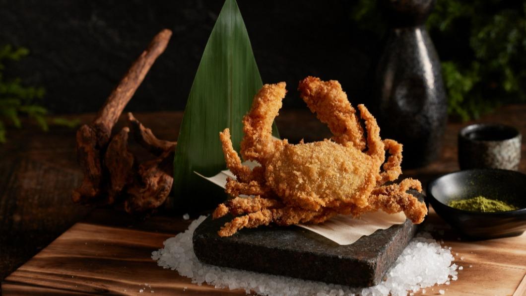 藝奇日本料理招待價值250元的「名物軟殼蟹」 。（圖／業者提供）