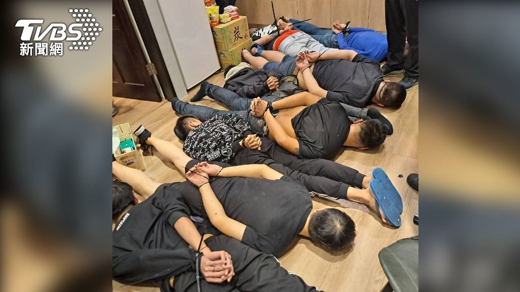 警方日前在淡水、中壢搗破詐騙機房，逮捕17名犯嫌。（圖／TVBS）