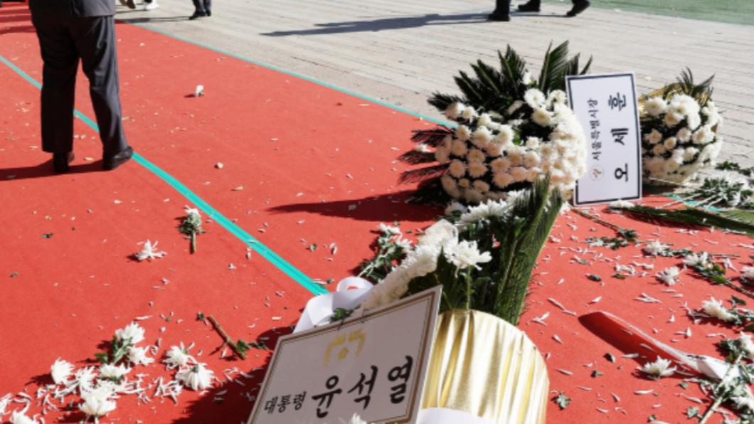 尹錫悅贈花遭到罹難者家屬砸毀。（圖／翻攝自推特@koryodynasty）