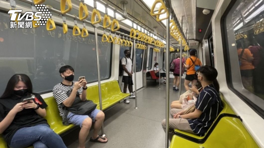 新加坡輕軌玻璃設有霧化窗戶為保護隱私。（圖／中央社）
