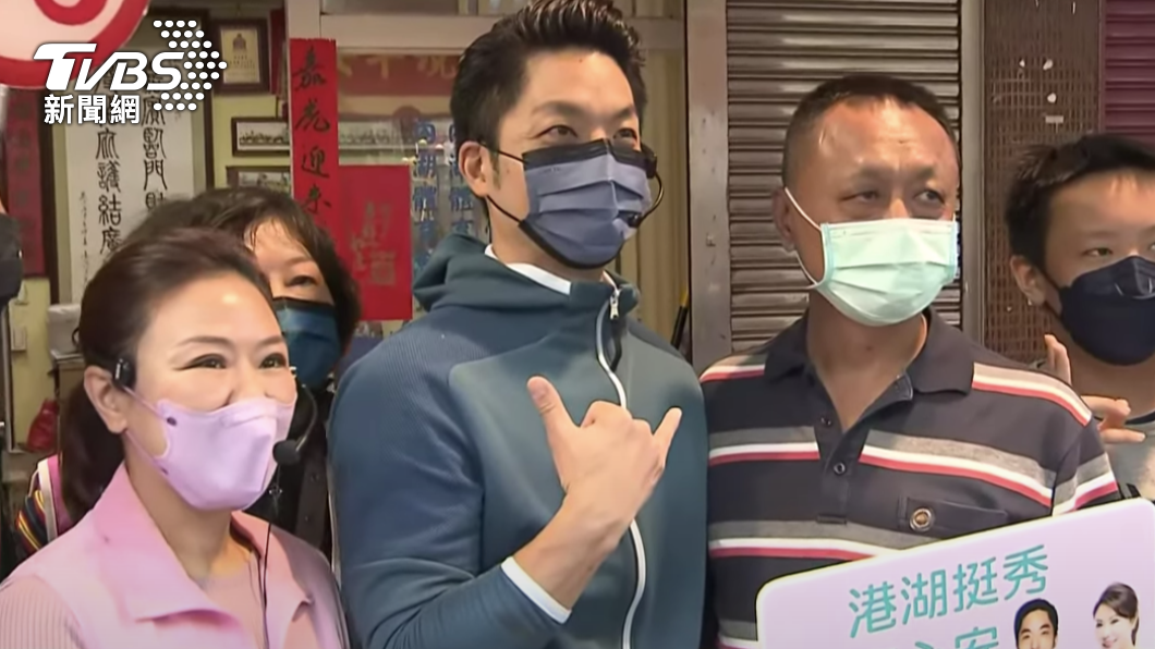 國民黨候選人蔣萬安今早偕同台北市議員候選人李彥秀赴內湖737市場掃街。（圖／TVBS）
