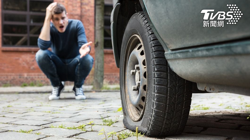 英國的環保團體用刺破SUV車的輪胎高喊訴求。（示意圖，非當事人／shutterstock達志影像）