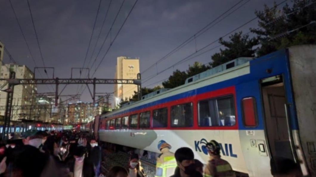 韓國一輛火車今日（6 日）晚間在首爾市中心永登浦站出軌，乘客從車廂離開。(圖／翻攝推特)