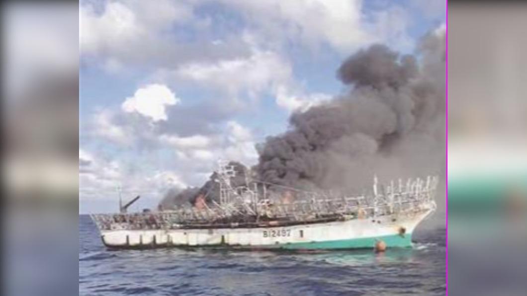 台灣漁船「祥慶號」在海上起火。（圖／翻攝自youtube）