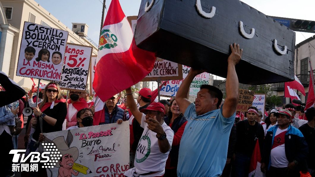 不滿現任左派總統深陷多起貪腐醜聞，數千秘魯民眾上街抗爭要他下台。（圖/達志影像美聯社）