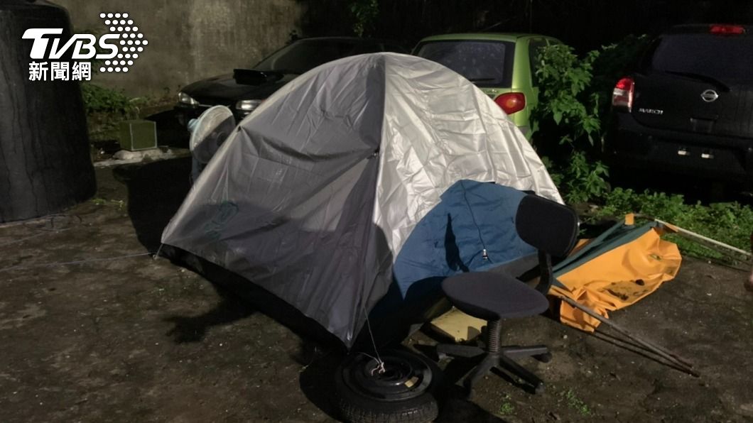 2男搭帳篷露營藏毒被逮。（圖／TVBS）