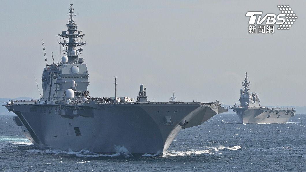 日本出雲號護衛艦（左）。（圖／達志影像美聯社）