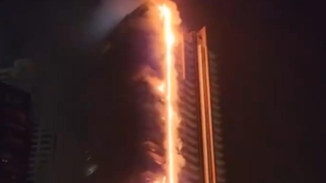 杜拜（Dubai）一座由國營建商Emaar興建、35層高的住宅大樓，今（7）日凌晨發生大火。（圖／翻攝自 推特@TreasChest）