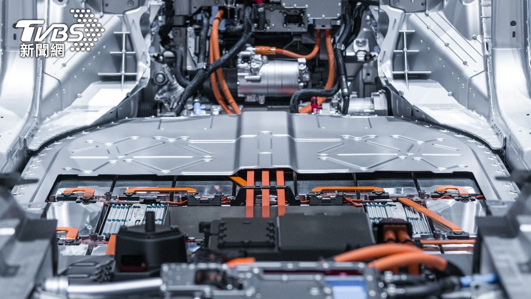 電動車興盛，因此許多製造商不斷改良電池技術。（示意圖／shutterstock達志影像）