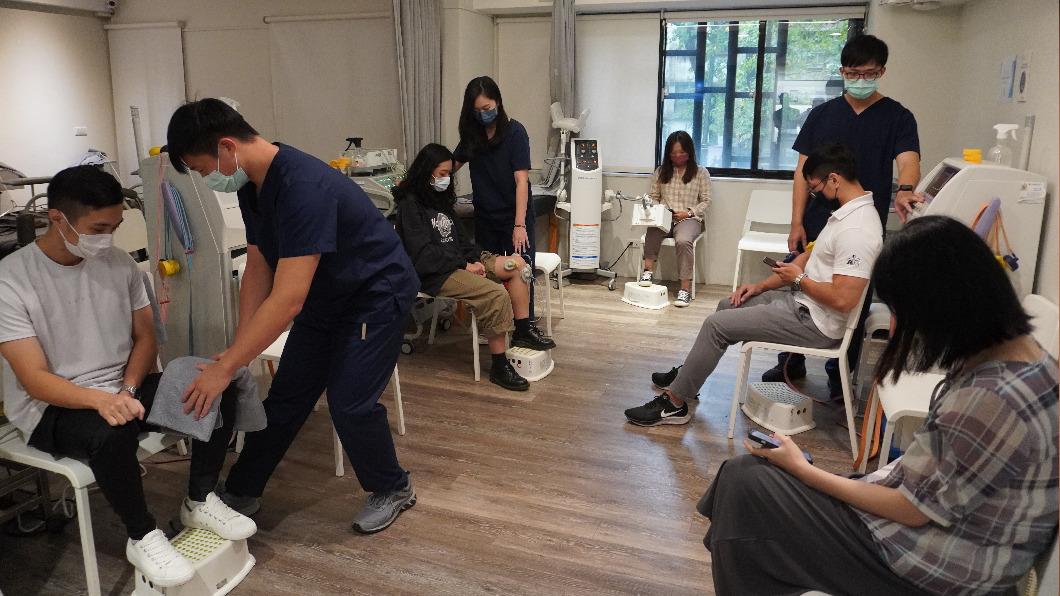 復健區多為肩頸腰背、膝痛患者。（圖／適康復健診所提供） 跟費帥一樣反覆膝蓋積水發炎！20多歲男竟罹「退化性關節炎」