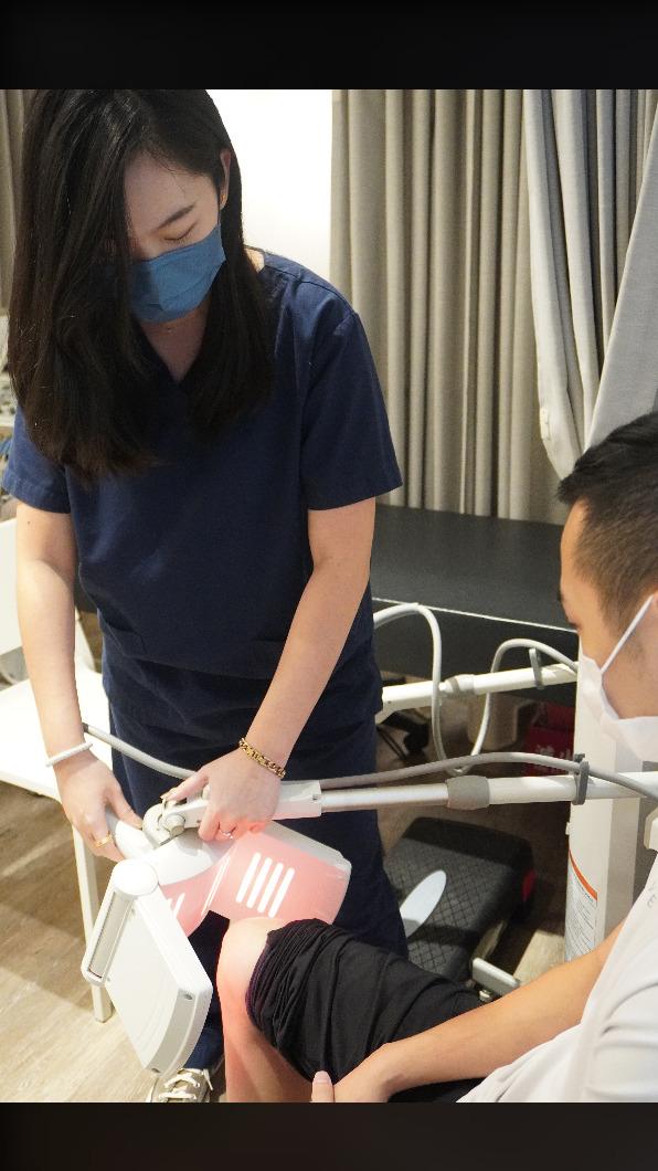 復健區多為肩頸腰背、膝痛患者（圖／適康復健診所提供） 跟費帥一樣反覆膝蓋積水發炎！20多歲男竟罹「退化性關節炎」