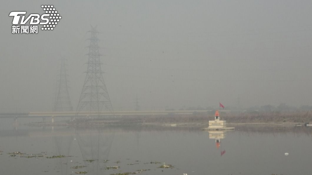 德里空汙郊區亞穆納河一片灰濛。（圖／中央社）
