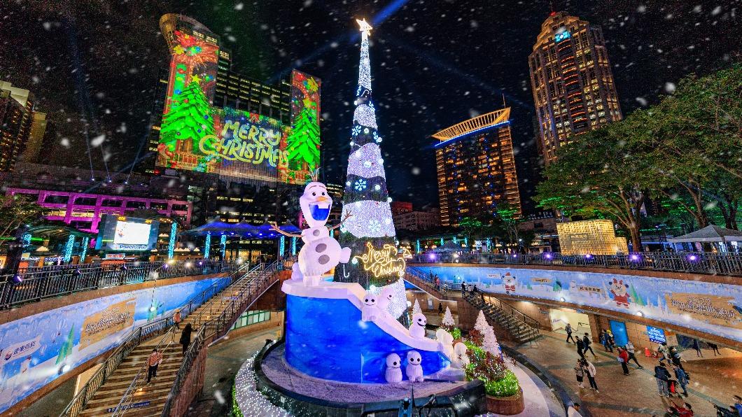 首篇光雕動畫「Disney+嘉年華篇」躍上市府大樓。（圖／新北觀旅局提供）