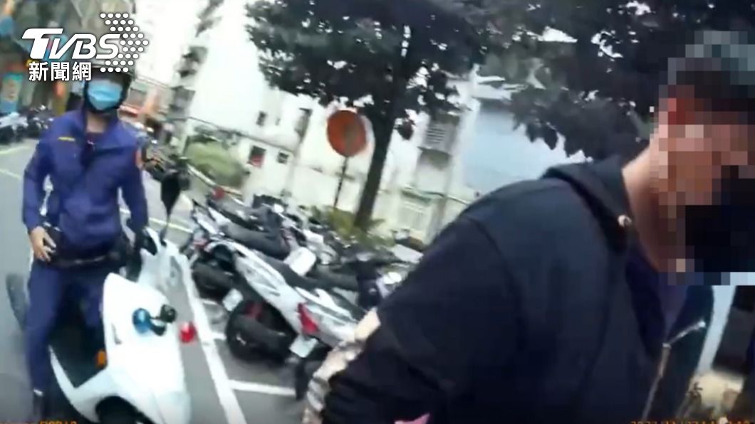 警方攔查逮捕呂姓車手。（圖／TVBS）