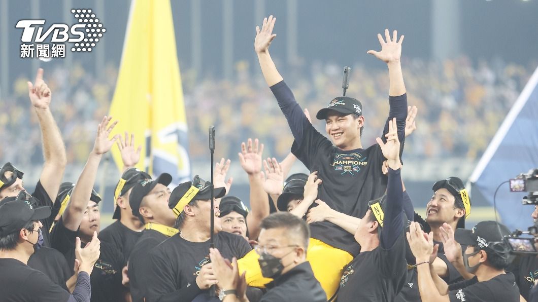 岳政華（右上）獲選總冠軍賽MVP，賽後被隊友高高舉起慶祝。（圖／中央社）