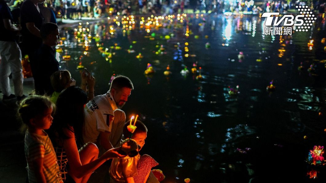 民眾慶祝水燈節，在河畔邊放置水燈。（圖／達志影像路透）