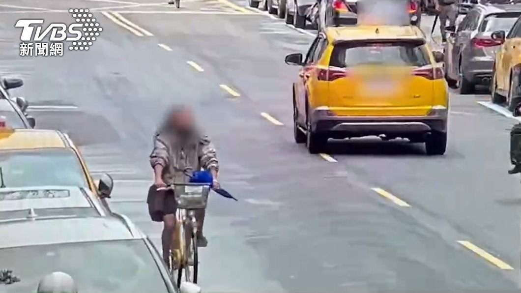 熊男騎乘偷來的單車，隨機性騷擾女路人。（圖／TVBS）