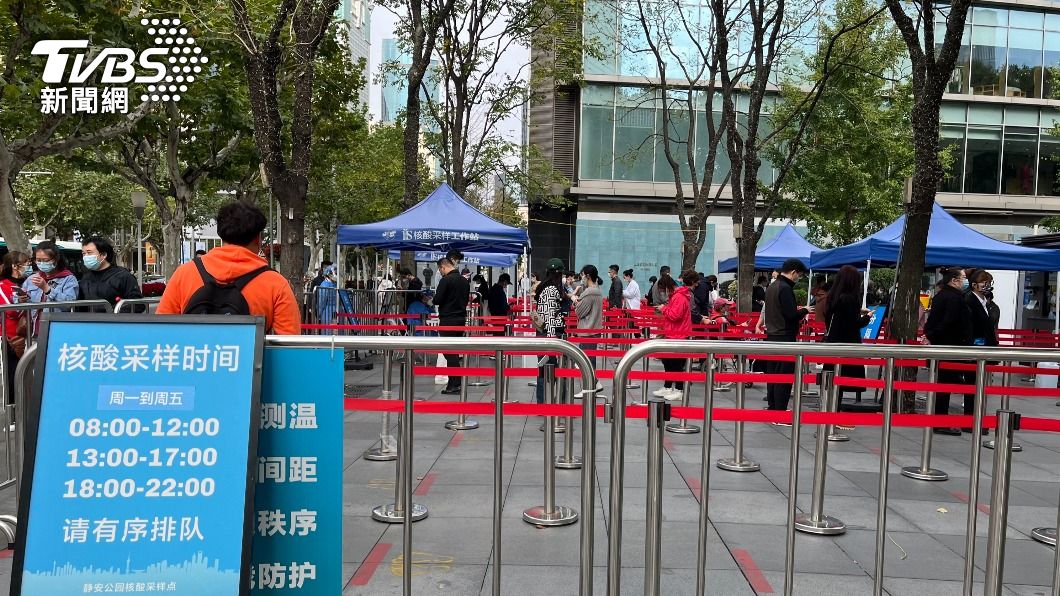 上海市執行常態化核酸檢測，街頭時常可見核酸檢測採樣亭和排隊等待受檢的民眾。（圖／中央社）