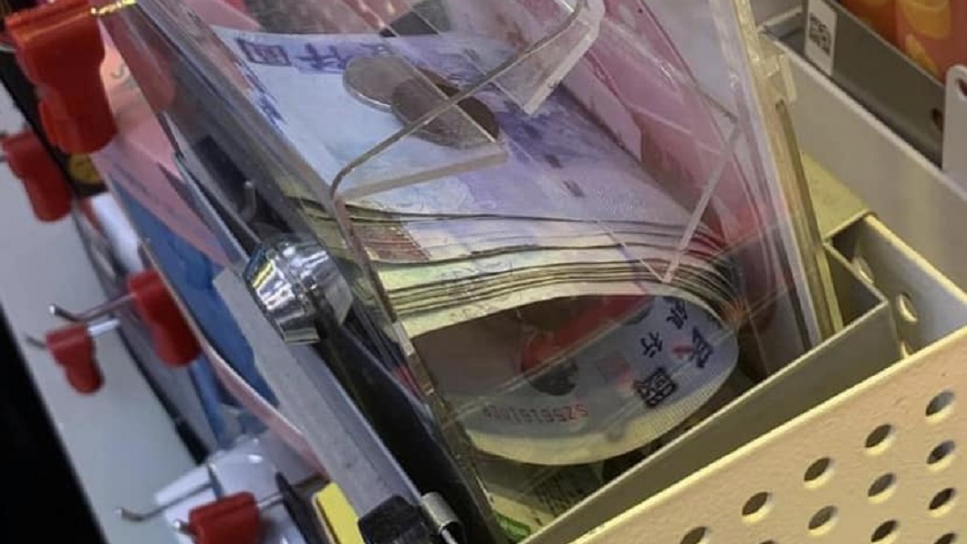 有網友分享日前到超商看到零錢捐箱子內竟塞了大疊千元鈔。（圖／翻攝自爆廢公社公開版）