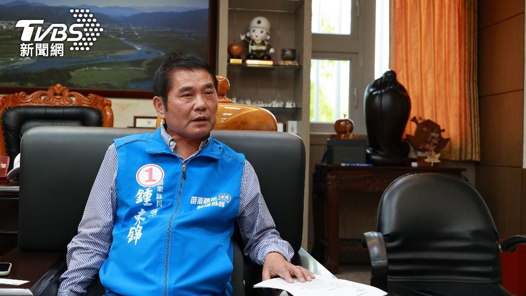 以無黨籍參選苗栗縣長的鍾東錦接受《TVBS新聞網》專訪。（圖／TVBS）