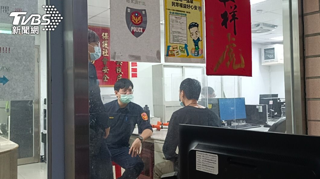 警方昨日循線帶回闖入女生宿舍的施姓男子。（圖／TVBS）