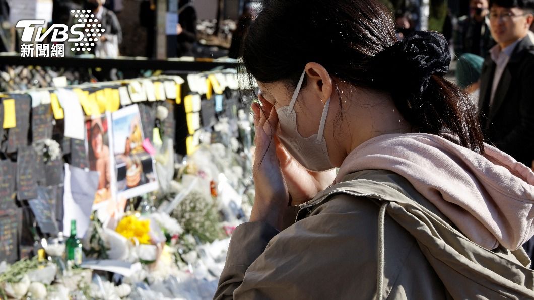 梨泰院踩踏案後，韓國民眾紛紛至現場為傷亡者哀悼。（圖／達志影像路透社）