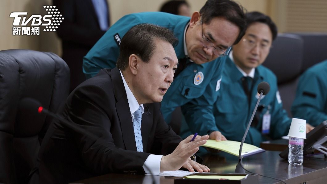 尹錫悅政府禁止特定媒體搭乘專機，遭批挑戰言論自由。（圖／達志影像美聯社）