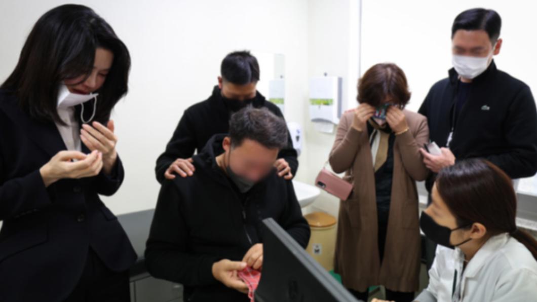 韓國第一夫人金建希（左）陪同罹難者家屬簽器官捐贈，忍不住悲傷落淚。（圖／翻攝自韓國總統辦公室）