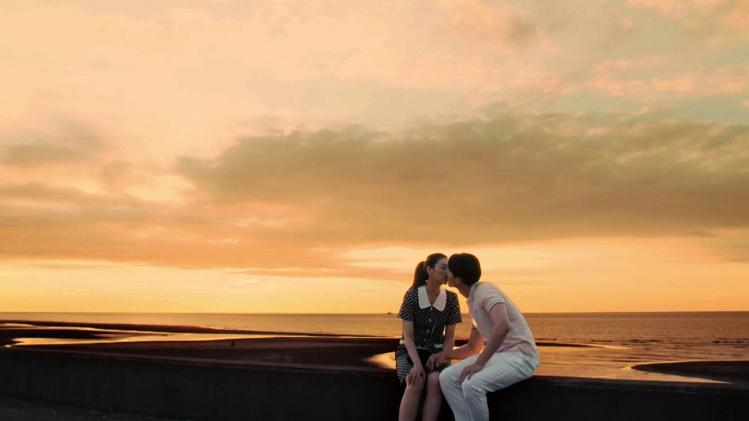 瑭霏（左）及宋偉恩在夕陽下拍攝吻戲。（圖／民視提供）
