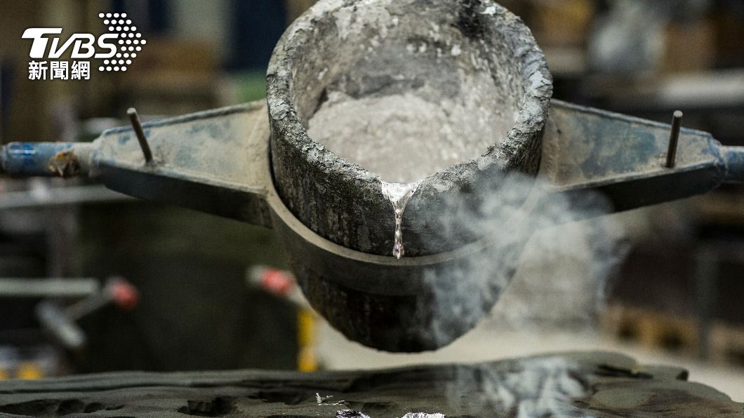 一名瑞士男子意外摔進720度高溫熔鋁爐。（示意圖／達志影像Shutterstock）