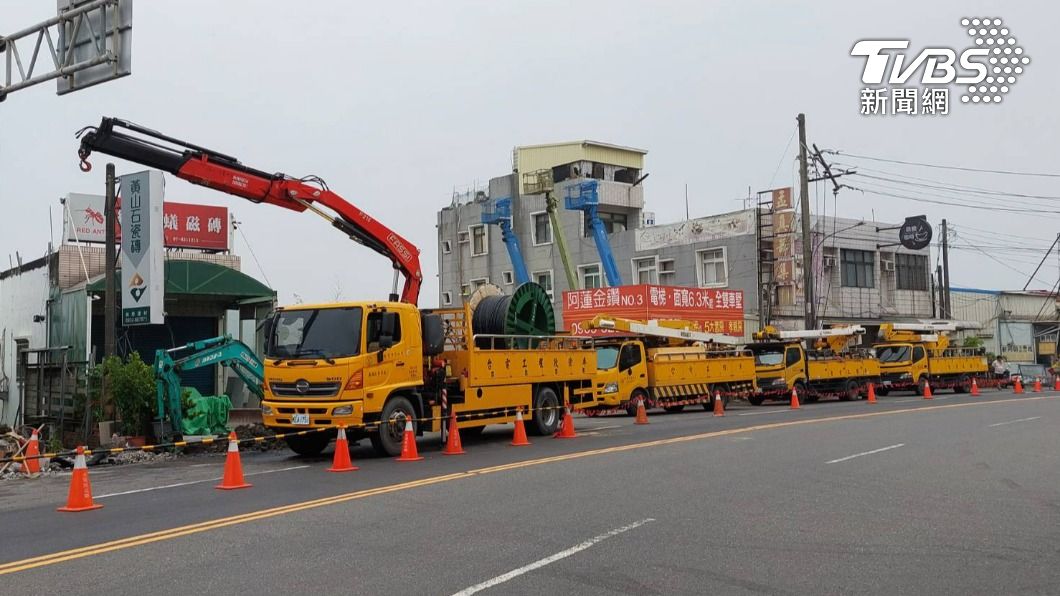 大貨車深夜自撞電桿斷 高雄阿蓮4千戶一度停電│TVBS新聞網