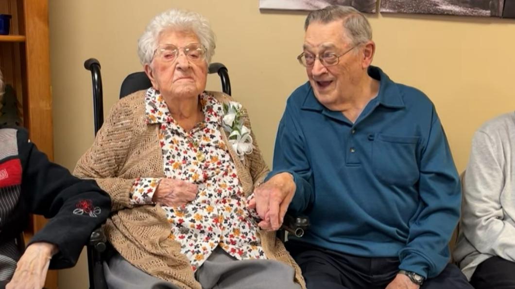 美國最資深的「超級人瑞」貝西（左），日前歡慶她的115歲生日。（圖/翻攝自KCCI、CNN影片）