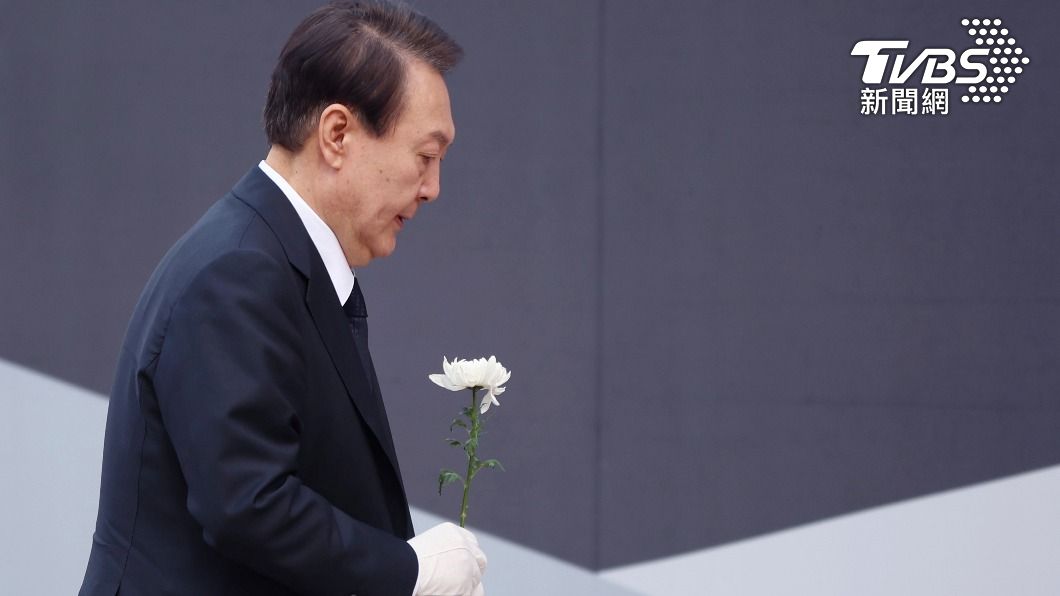 南韓總統尹錫悅向梨泰院踩踏案中的罹難者獻花哀悼。（圖／達志影像美聯社）
