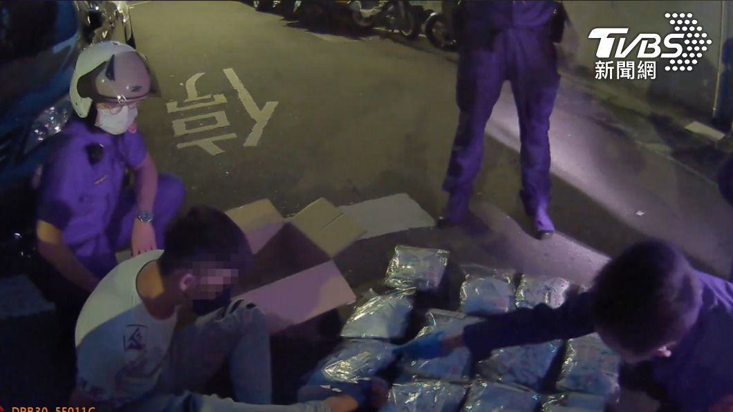 警方查獲嫌犯紙箱內裝有1578包毒品咖啡包。（圖／TVBS）