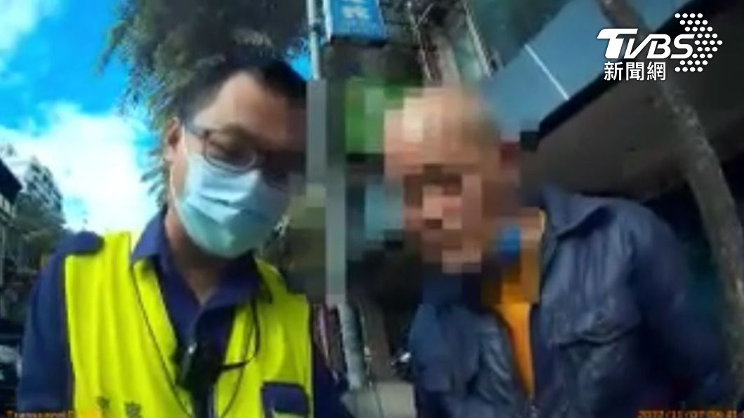男子面露酒容遭警方攔下酒測超標。（圖／TVBS）