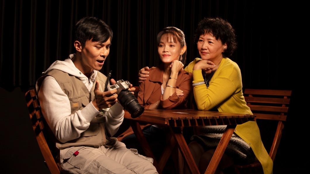 王琄（右）在舞台劇《Space Boy》飾演李劭婕（中）、呂名堯的母親。（圖／故事工廠提供）