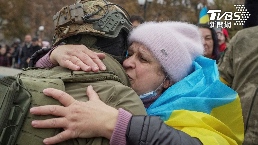 赫爾松居民上前擁抱烏克蘭軍人，以表達感謝之意。（圖／達志影像路透）
